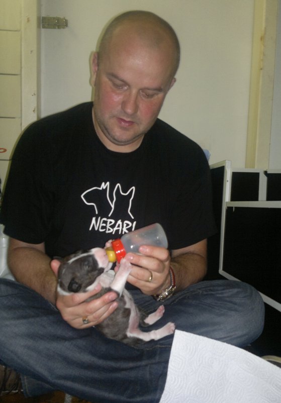 Marcel voedt Babsie
