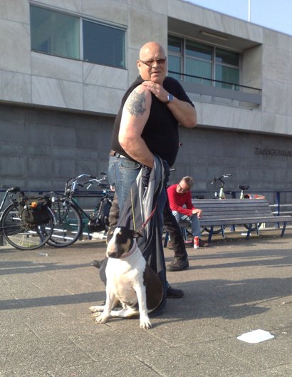 Deze vriendelijke voormalig Bullterrier eigenaar wou wel met Gladys op de foto